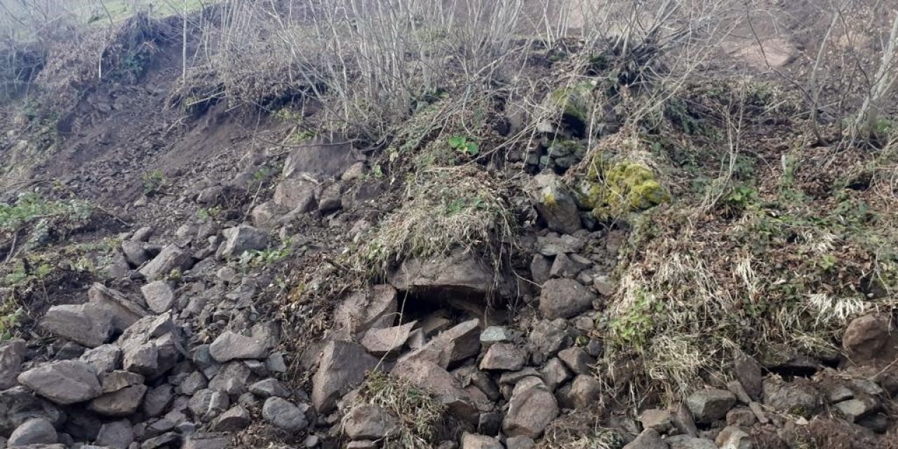 Heyelan mahalle yolunu kapattı