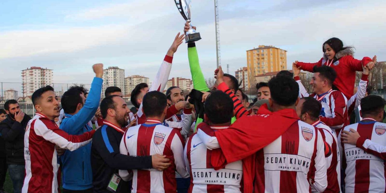 1966 Turanspor, kupasını aldı