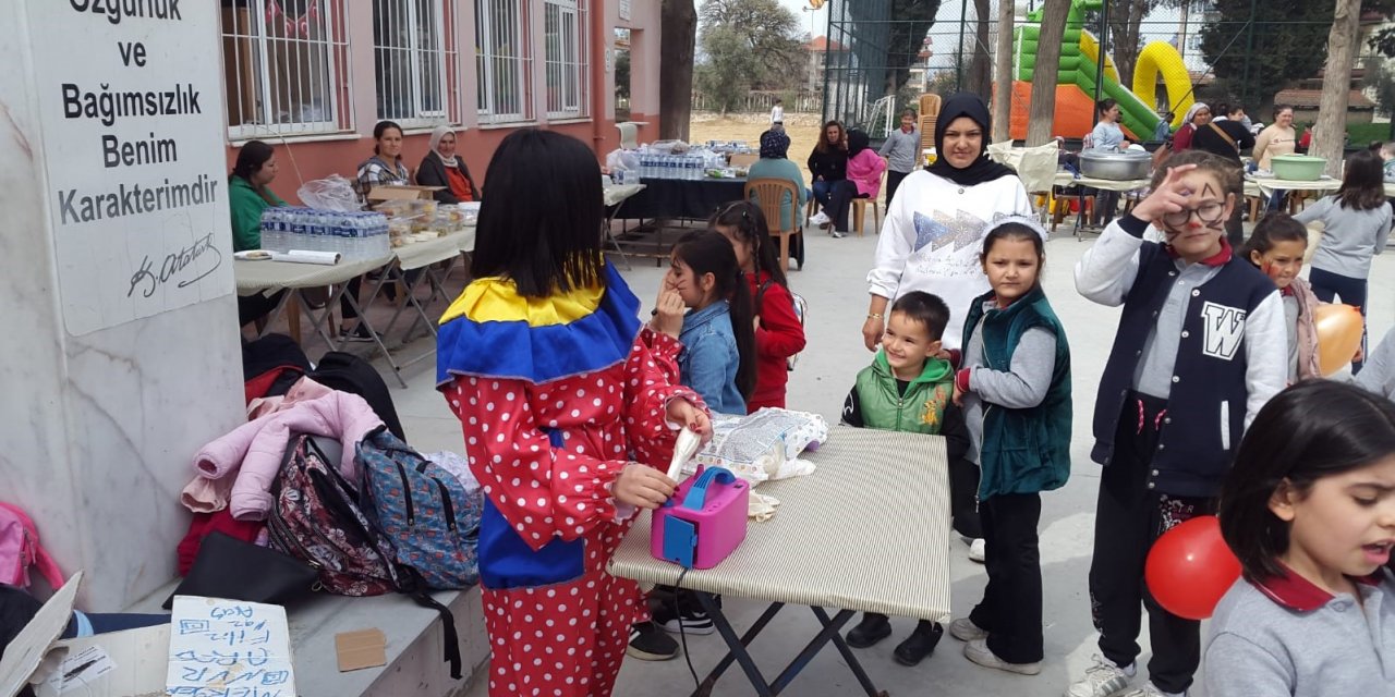 İlkokulda depremzedeler yararına hayır çarşısı