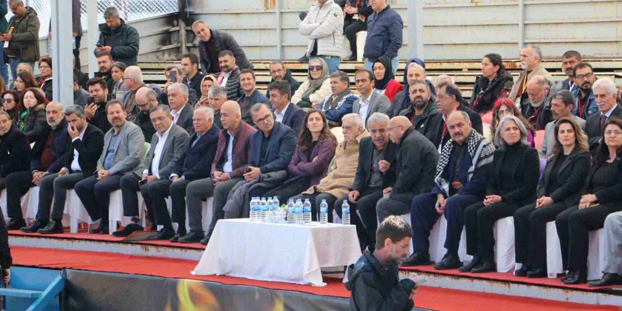 CHP’li vekil HDP’liler ile Diyarbakır’da Nevruz kutlamasına katıldı: Öcalan’a özgürlük istendi
