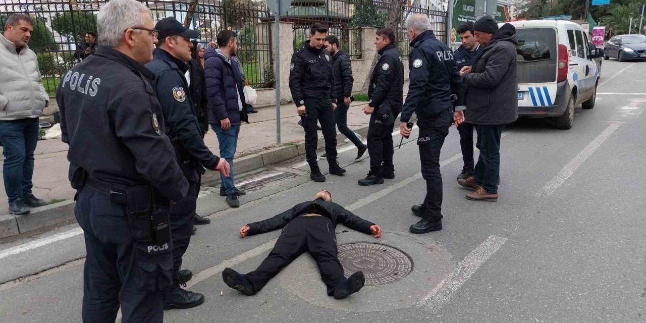 Kardeşini bıçaklayan genç sokakta baygın bulundu