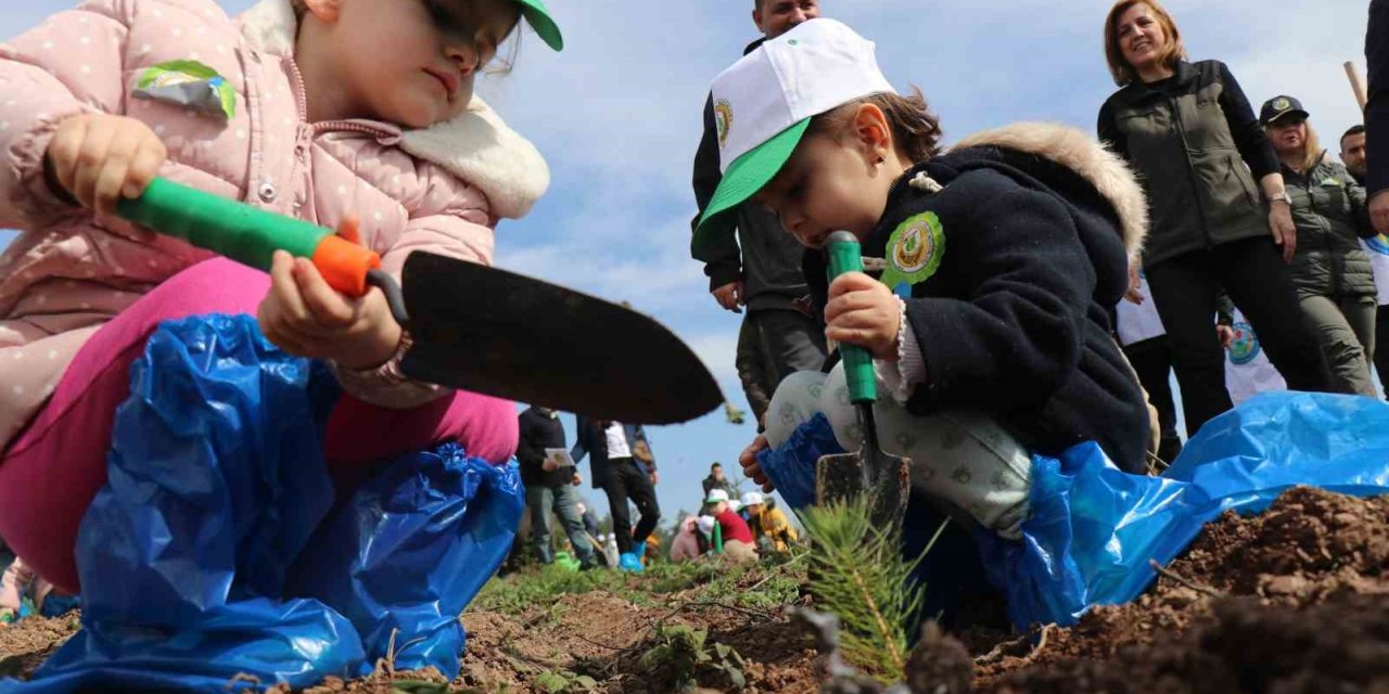 Deprem şehitleri anısına 3 bin 900 fidan toprakla buluştu