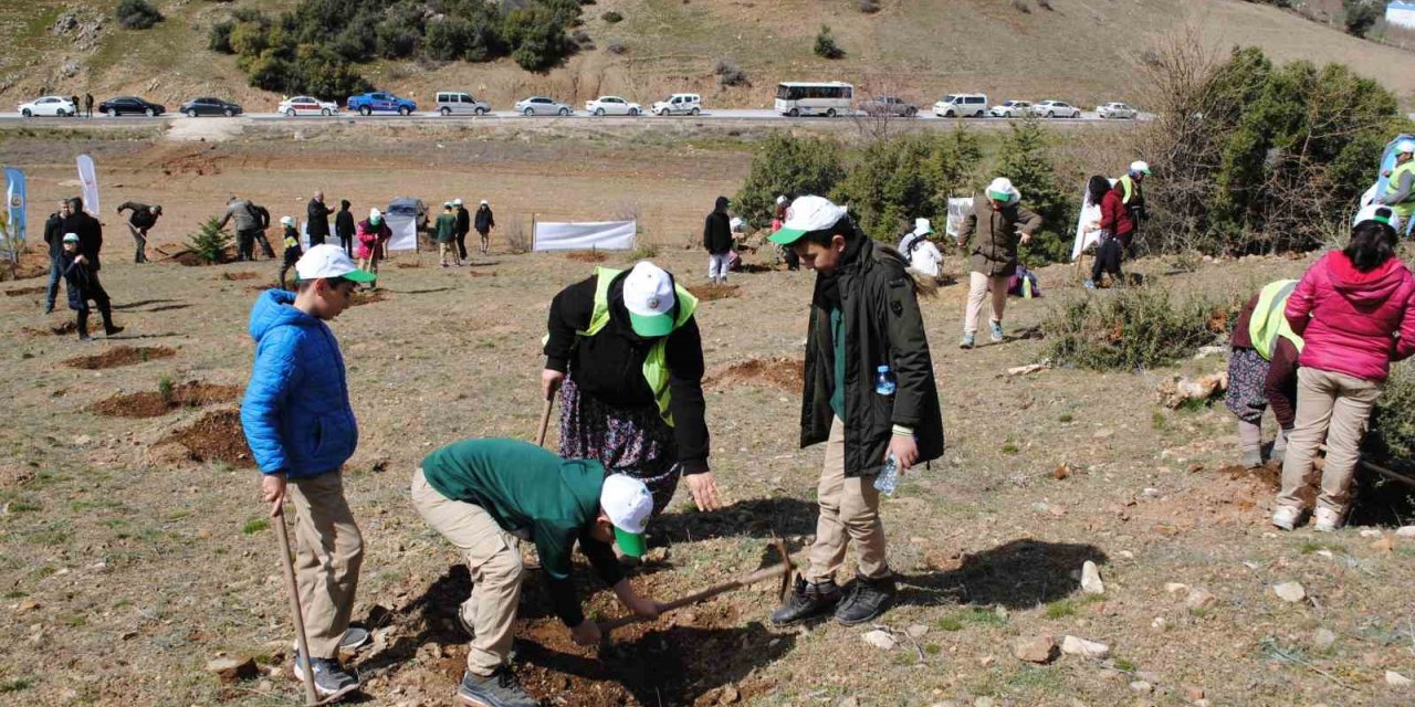 Deprem şehitleri için Eğirdir’de 500 adet ardıç fidanı dikildi