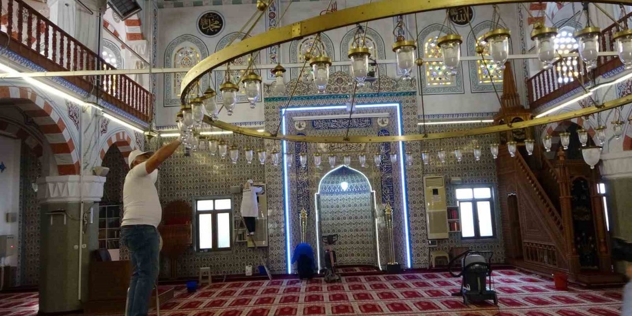 Ramazan ayı öncesi Kartal’da ibadethaneler temizleniyor