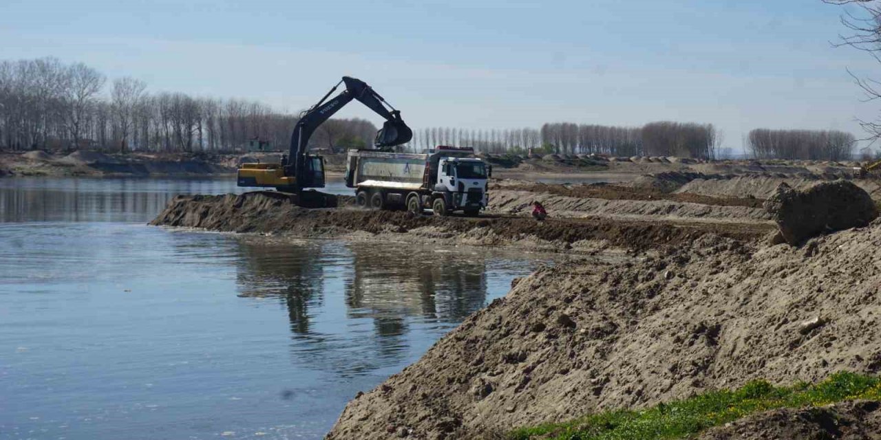 Meriç Nehri yatağındaki kum öbekleri temizleniyor