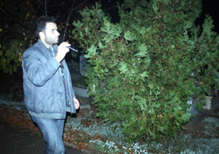 Polis mezarlıkta hırsız aradı