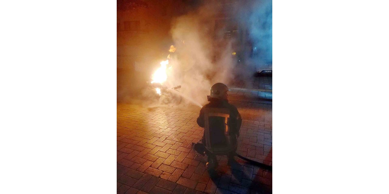 Motosiklet cadde ortasında alev alev yandı