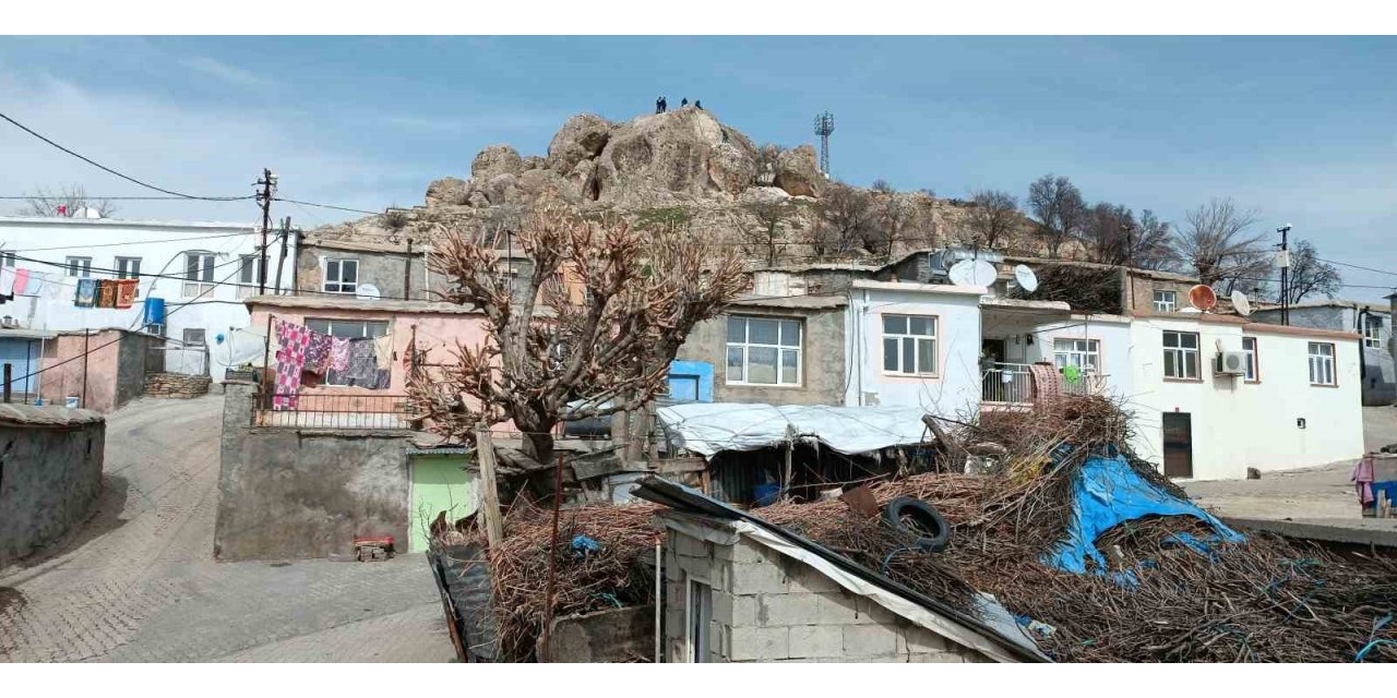 Dicle’de deprem sonrası tehlike oluşturan kaya parçası kırıldı