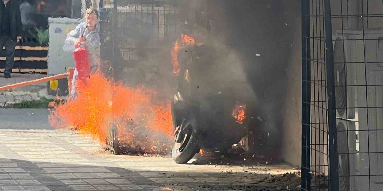 Motosiklet ve konteyner alev alev yandı