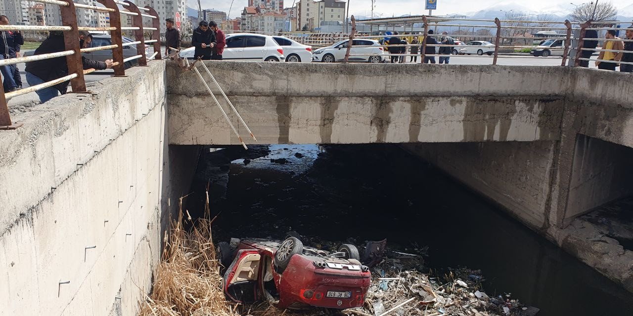 Kanala uçan otomobilden burunları kanamadan çıktılar
