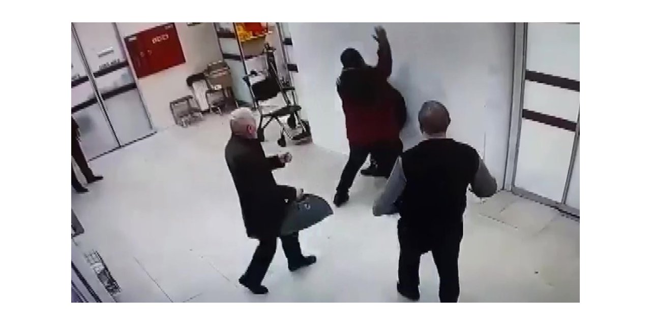 Pendik’te hastanede kendilerini kırmızı alana sokmayan güvenlikçiyi darbettiler