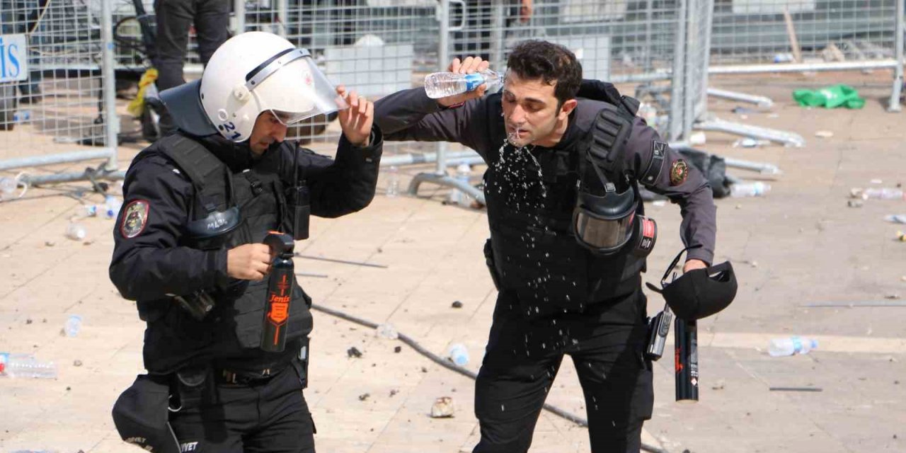 Diyarbakır’da terör yandaşları polise taş ve su şileleri fırlattı