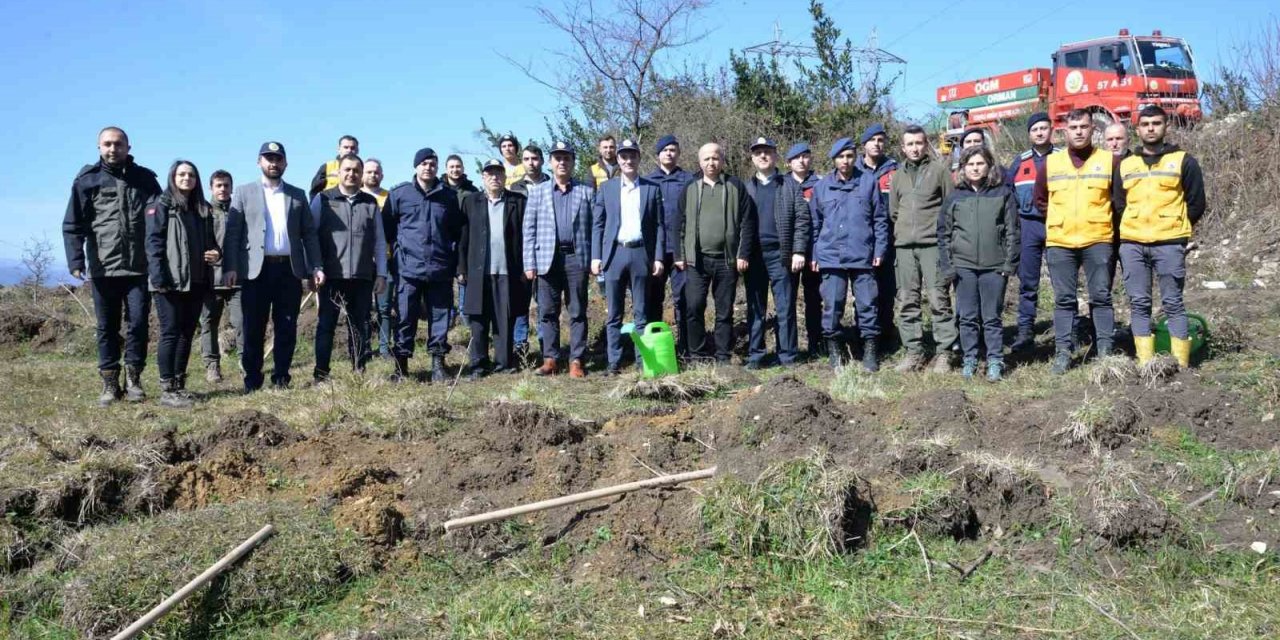 Deprem şehitleri anısına 200 fidan toprakla buluştu