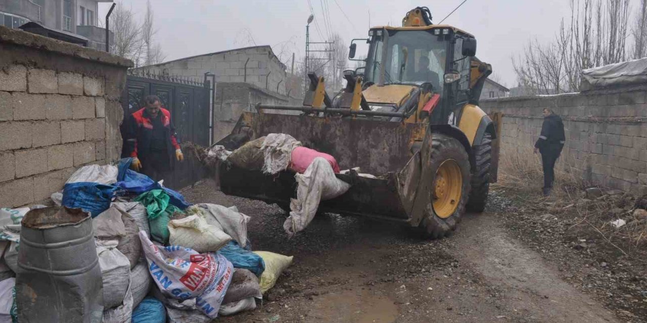 Yüksekova’da bahar temizliği başladı
