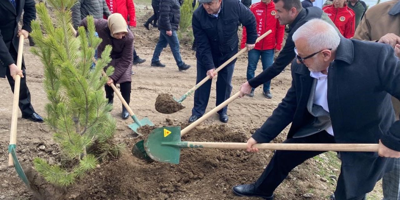 Bu sefer fidanlar deprem şehitleri için dikildi