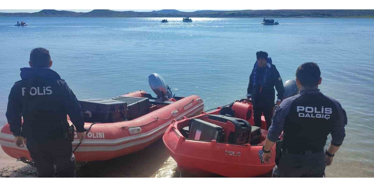 Van polisi, sel bölgesinde arama kurtarma çalışmasına destek verdi