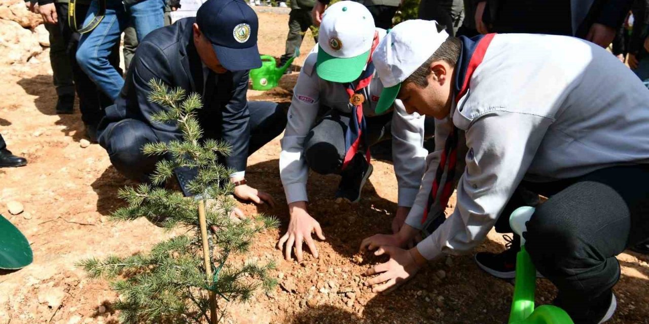 Isparta’da deprem şehitleri anısına 400 fidan toprakla buluşturuldu