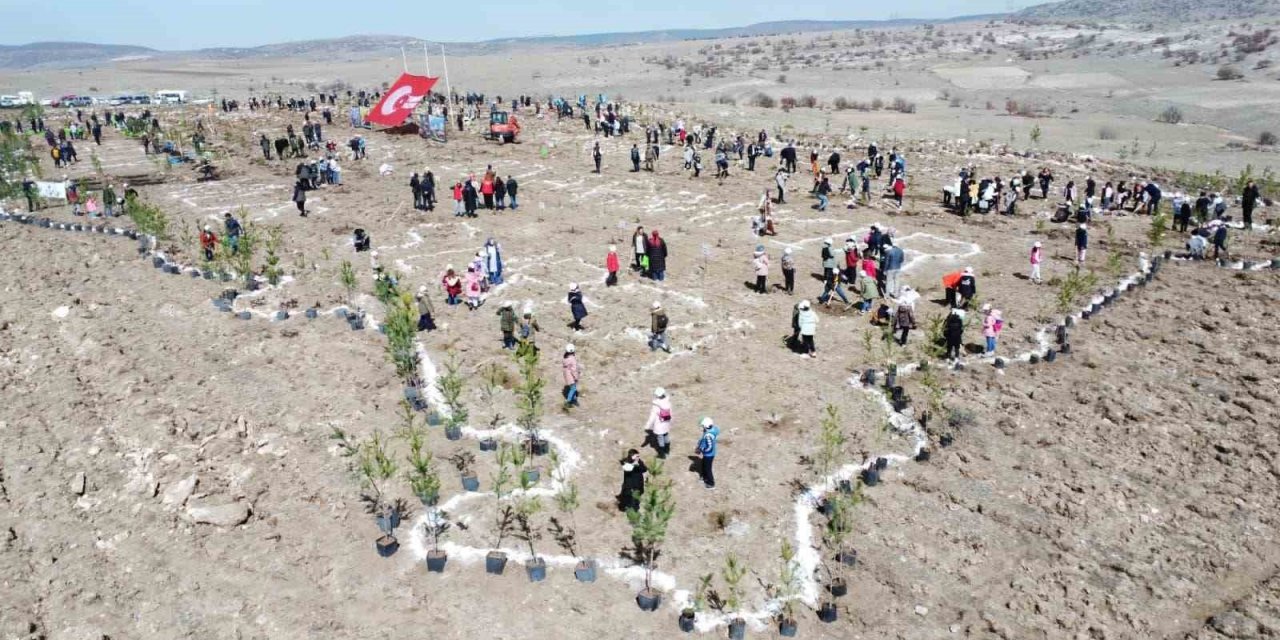 Fidanlar depremde hayatını kaybedenler anısına toprakla buluştu