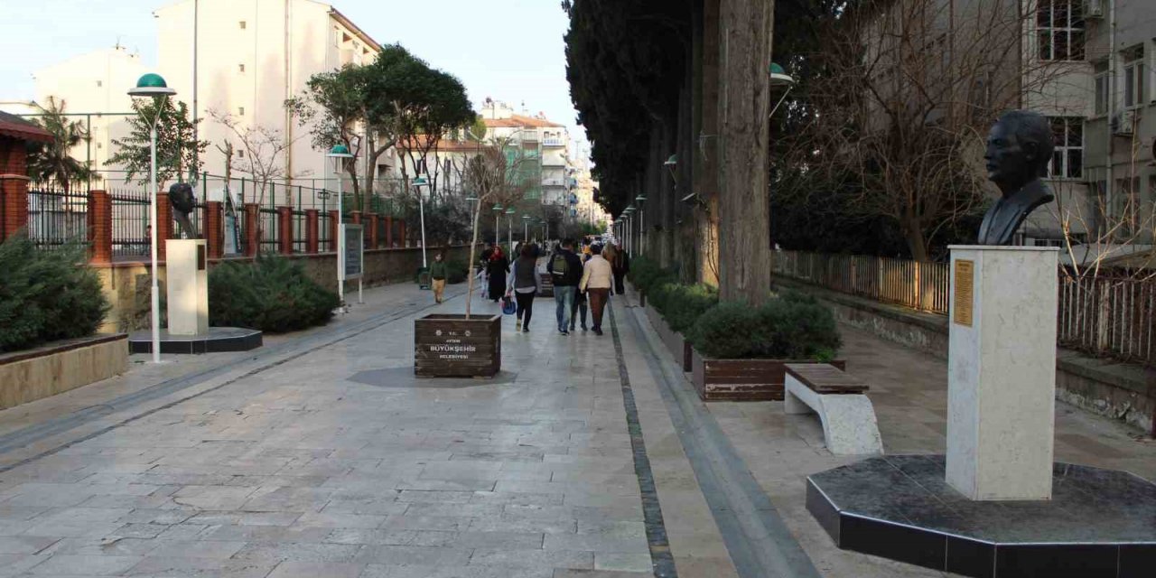 Bilim ve sanat dünyasına önemli katkılar sağlayan ünlü isimler bu sokakta yaşatılıyor