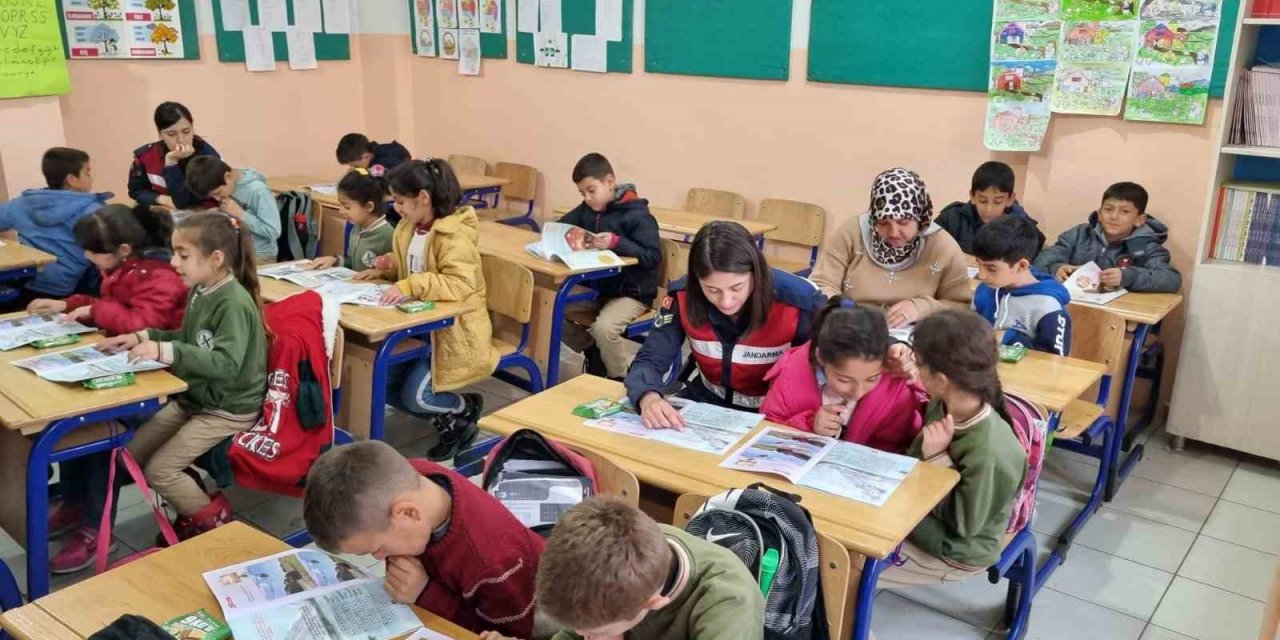 Jandarma önce bilgilendirdi, ardından çocuklarla birlikte çizgi film izledi