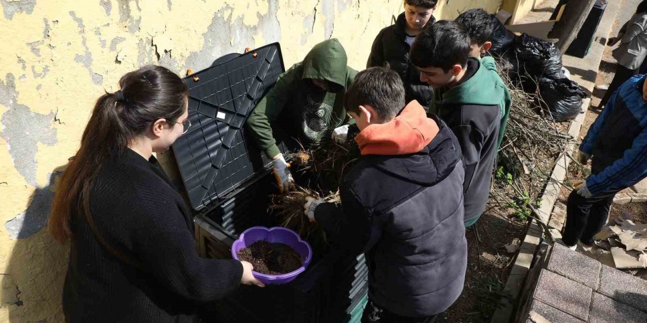Eyüpsultanlı öğrenciler kompost kurulumu yaptılar
