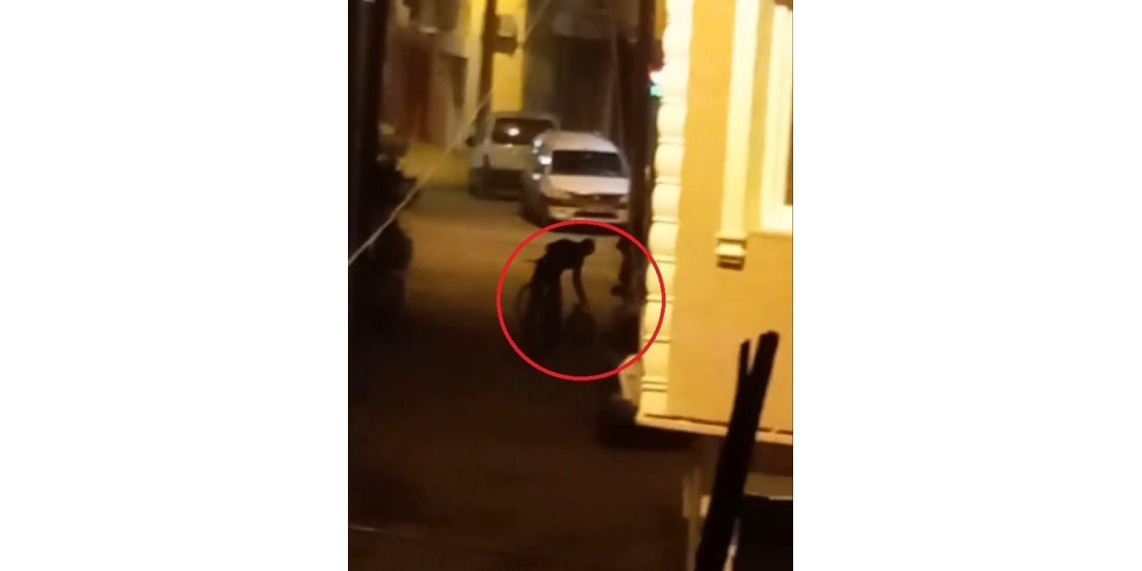 Bisikletli yakıt hırsızları, tesadüfen uyanan vatandaşın bağırmasıyla böyle kaçtı