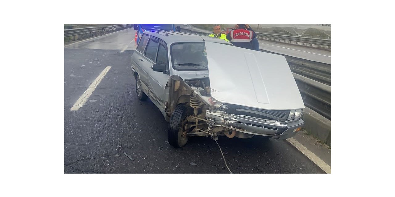 Kontrolden çıkan otomobil bariyerlere çarptı