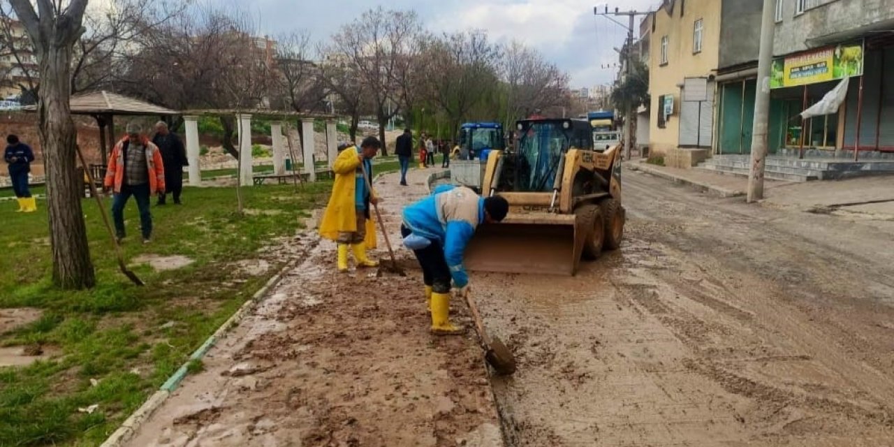 Ümraniye Belediyesi 37 aracıyla deprem bölgesinde hizmet veriyor