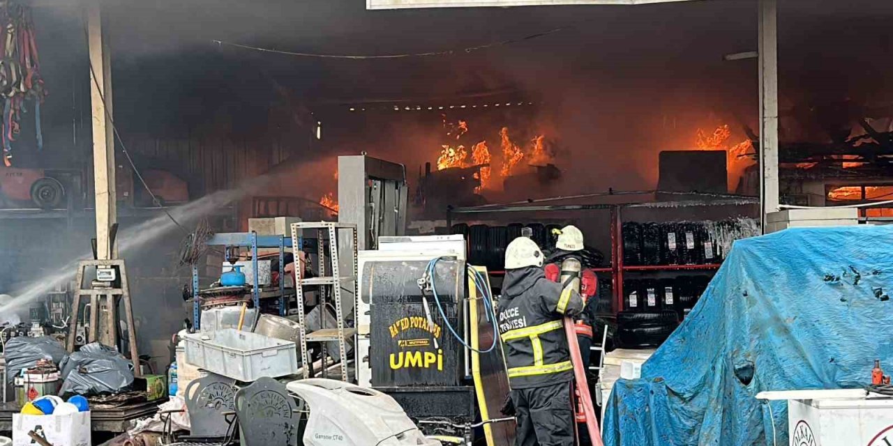Lastik üretim tesisi alev alev yandı: Bölgedeki evler tahliye edildi