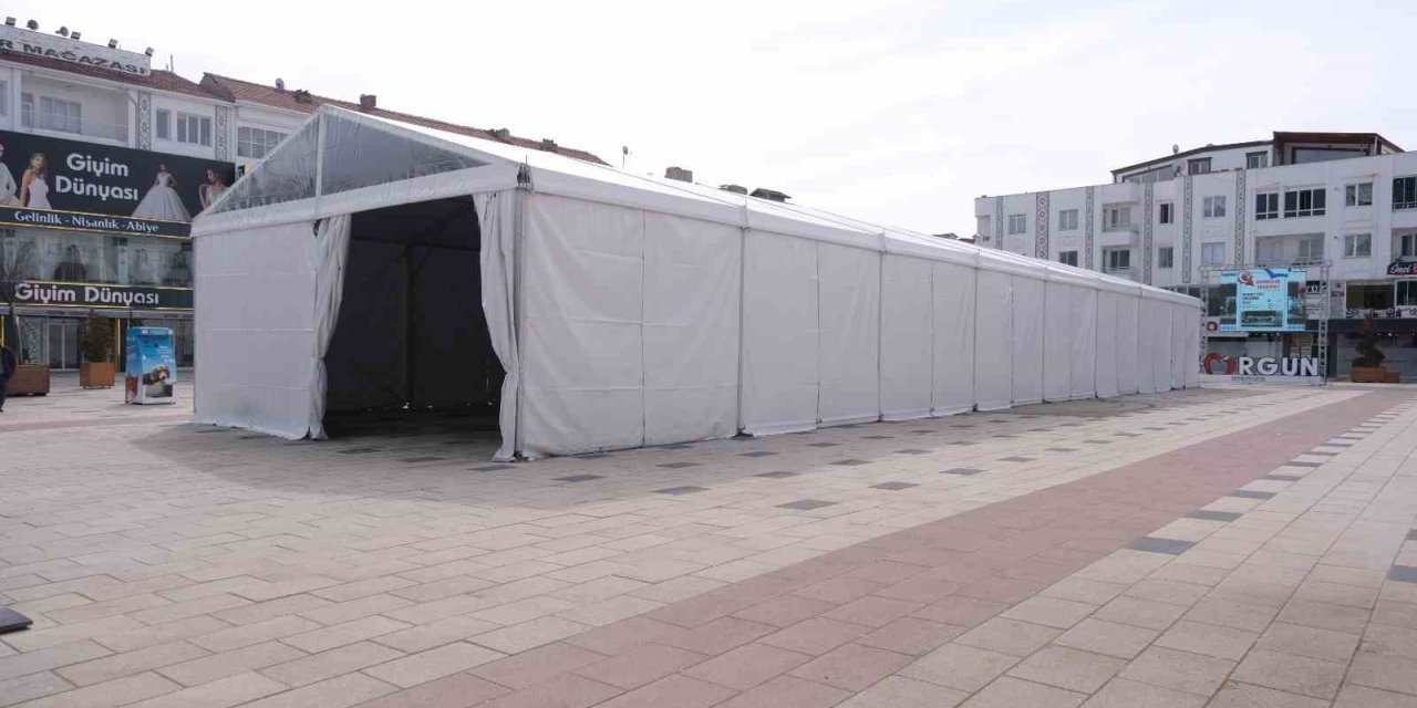 Günlük bin kişiye iftar yemeği verecek olan Sorgun Belediyesi, Ramazan öncesi 3 bin 500 adet gıda paketi dağıttı.