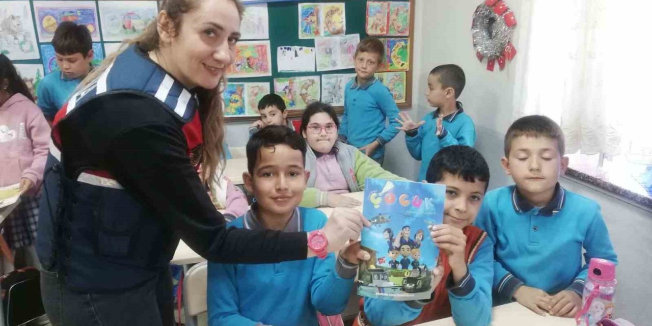 Jandarma ekipleri öğrencileri bilgilendirme faaliyetlerine devam ediyor
