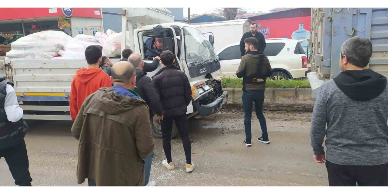 İnşaat malzemesi yüklü kamyonet, tıra arkadan çarptı: 1 yaralı