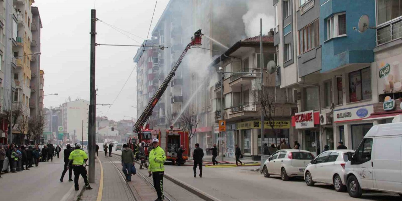 Eskişehir’de 2 katlı binada çıkan yangın paniğe neden oldu