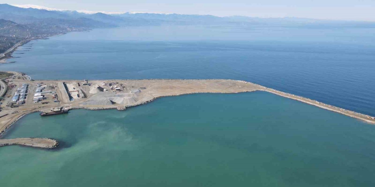 Rize’de yapımı devam eden Lojistik Merkezinin liman dolgusunun yüzde 40 tamamlandı