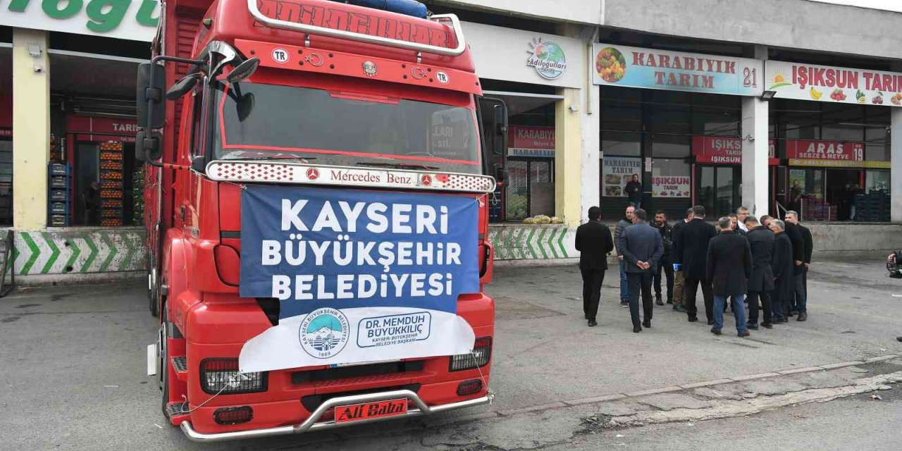 Başkan Büyükkılıç 2 kamyon yardım tırını Adıyaman’a uğurladı