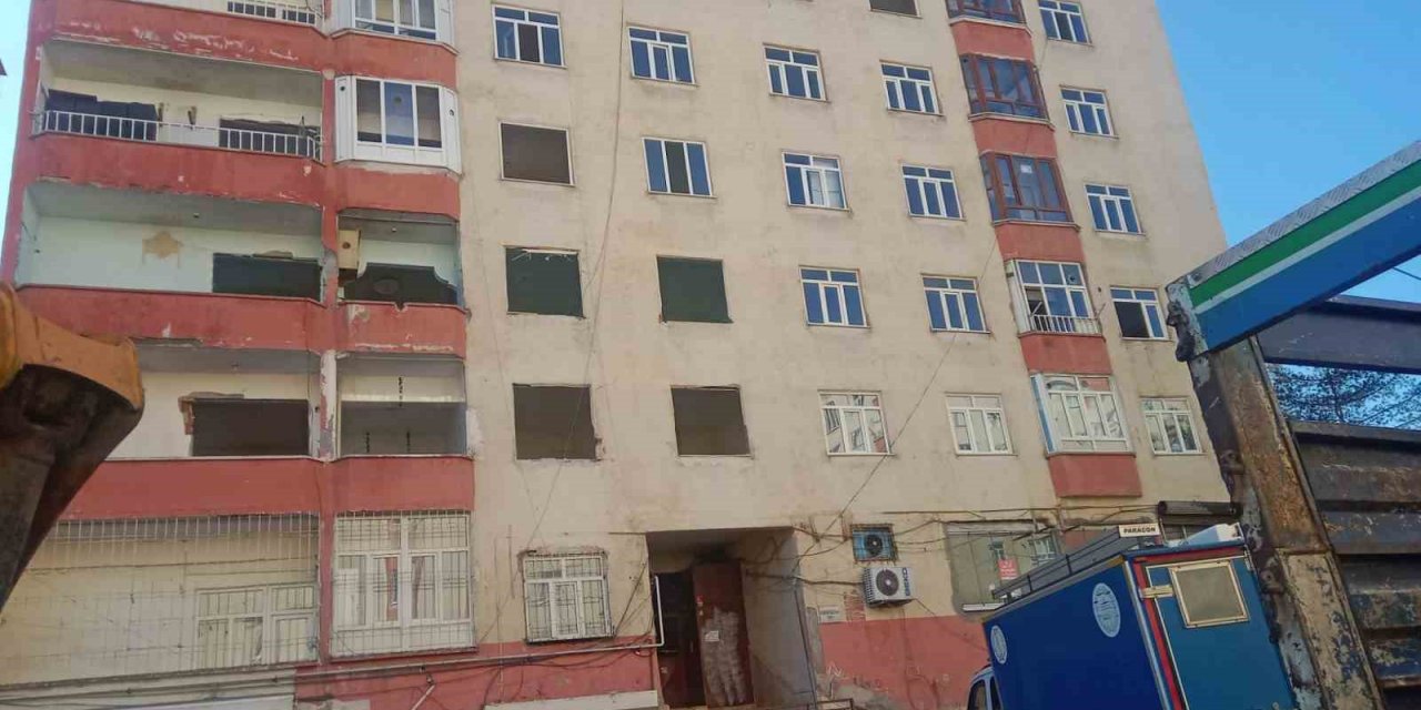 Ağır hasarlı ve yıkım kararı alınan binaların su bağlantıları kesiliyor