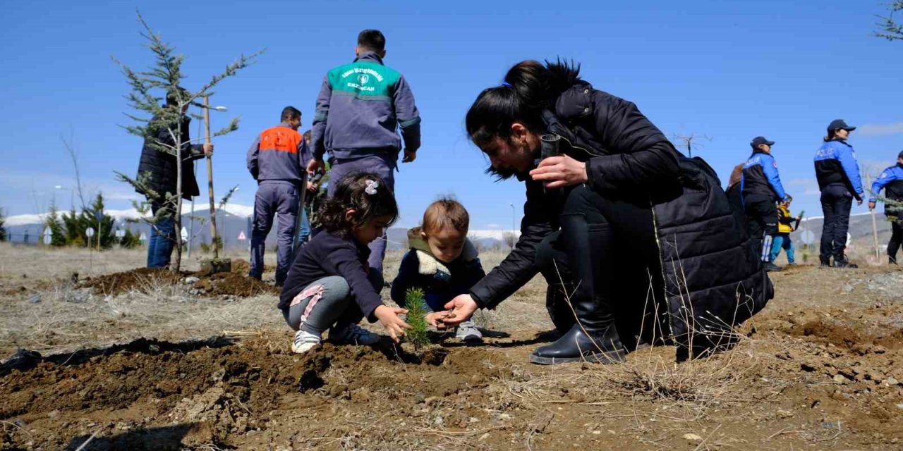 Deprem şehitleri anısına  fidanlar toprakla buluştu