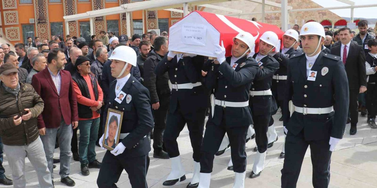 Kalp krizinden hayatını kaybeden polis memuru son yolculuğuna uğurlandı