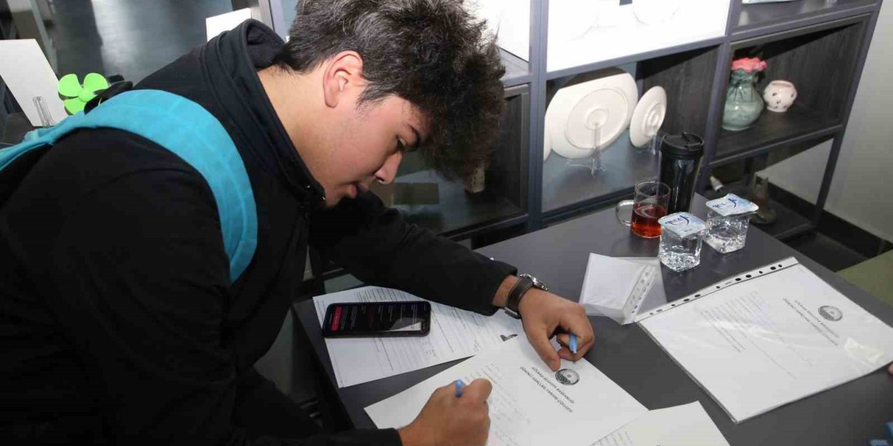 Gölbaşı Belediyesi’nin üniversiteye giriş için sınav ücretlerini karşılamasına büyük ilgi