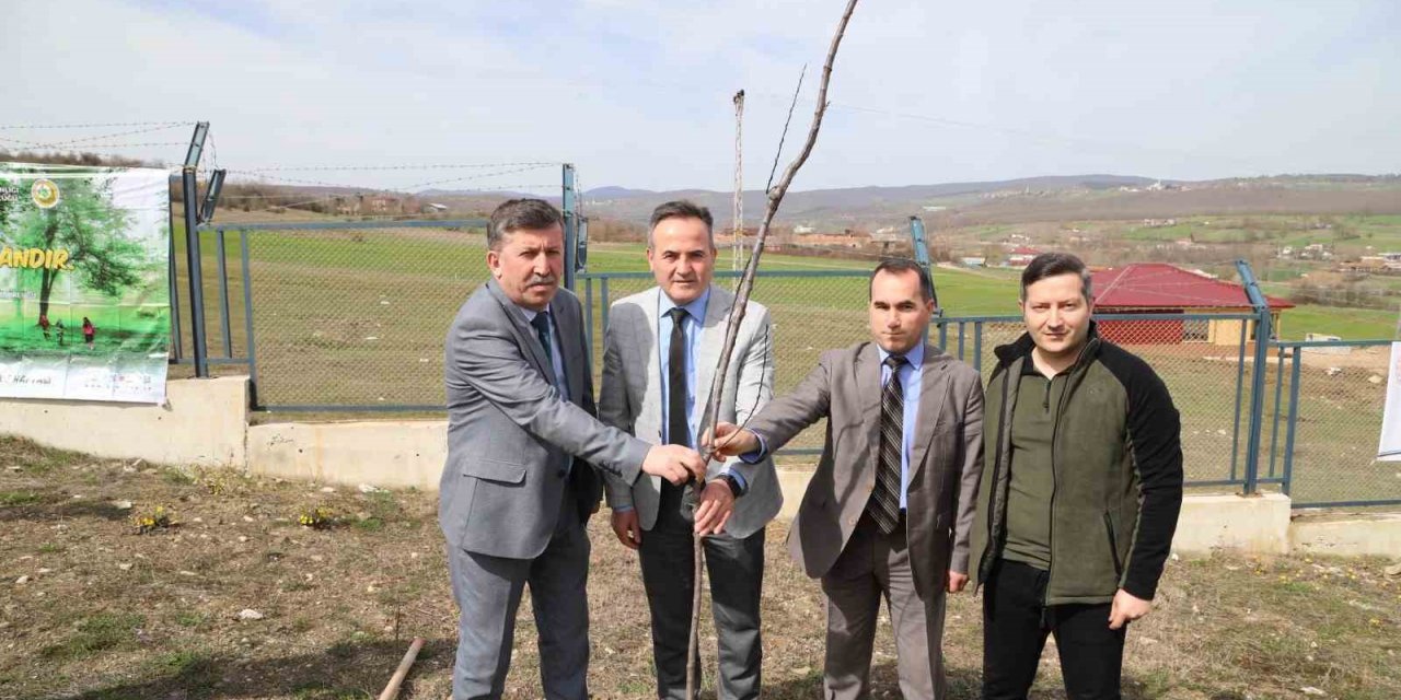 Depremde hayatını kaybedenler anısına fidan diktiler