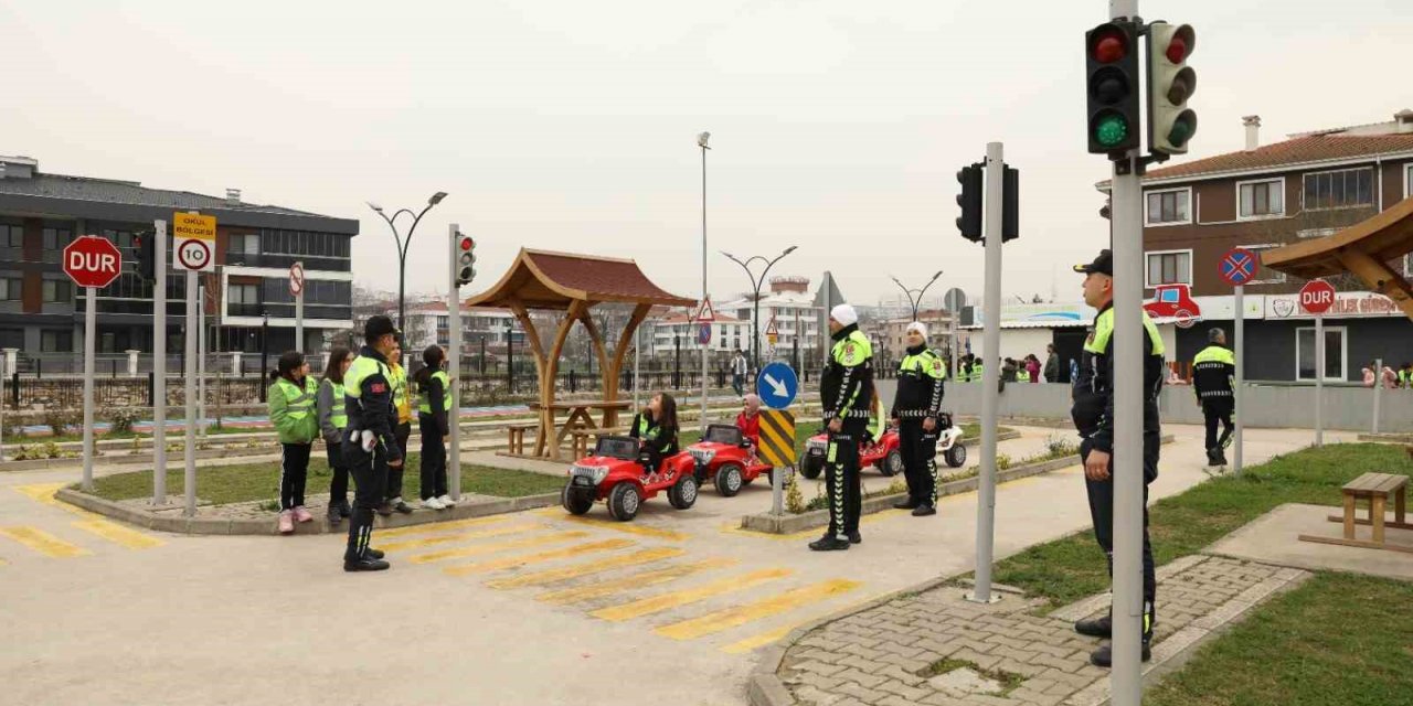 Yalova’da öğrencilerin trafik eğitimi eğlenceye dönüşüyor