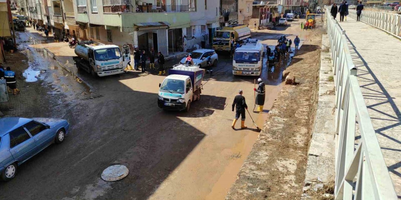 Şanlıurfa’da sel temizliği ve hasar tespit çalışmaları sürüyor
