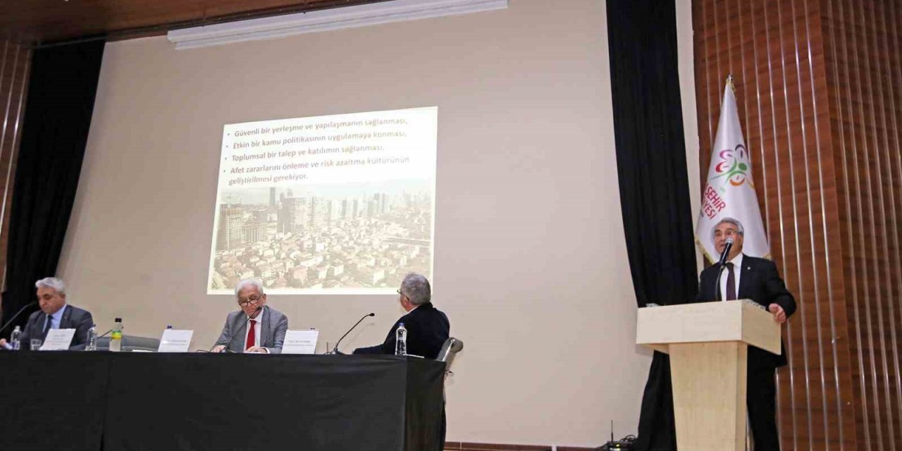 Ataşehir’de “Deprem Ve Afetlere Hazırlık” bilgilendirme toplantısı gerçekleştirildi