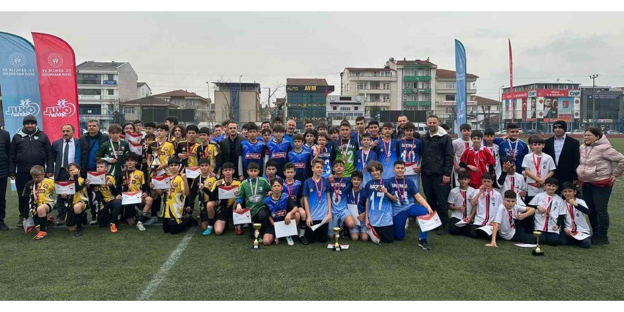 Yıldızlar futbolda 1. TOKİ Mehmet Akif Ersoy Ortaokulu