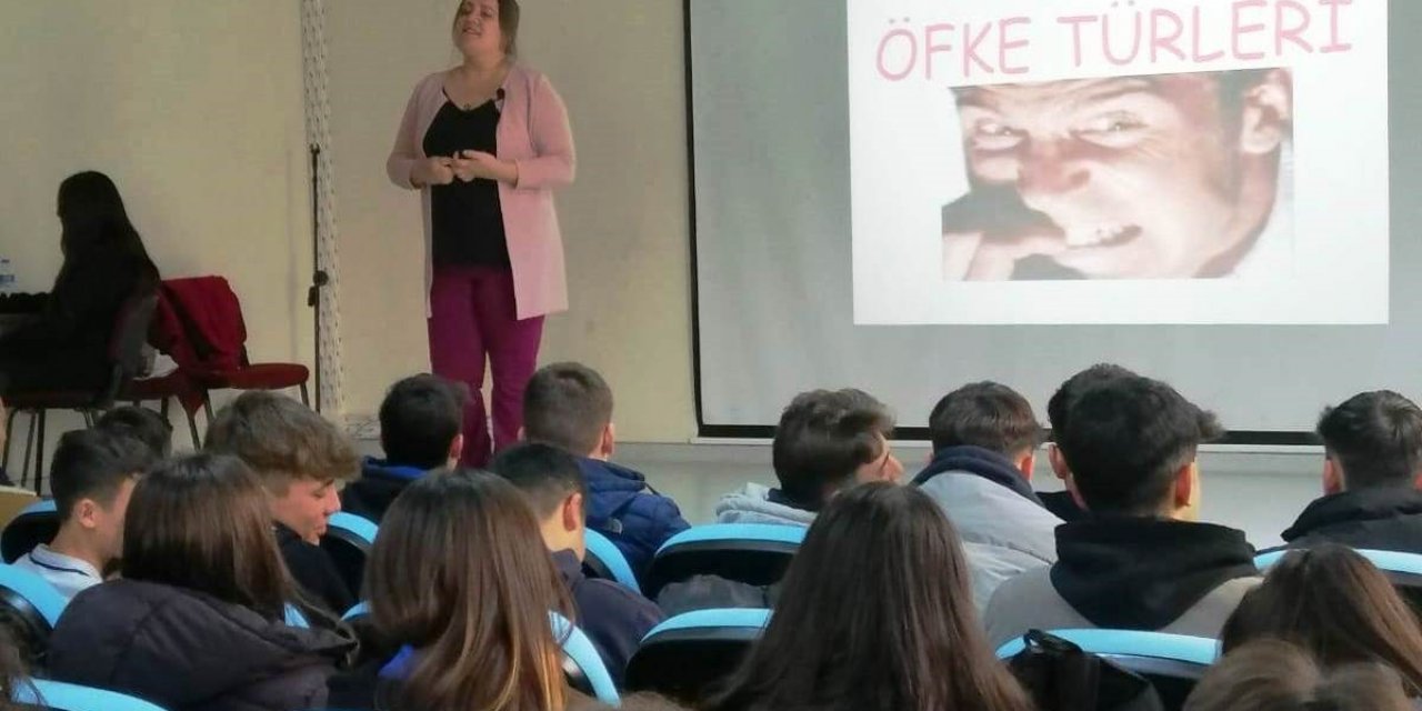 Burhaniye Belediyesi’nden liseli gençlere seminer