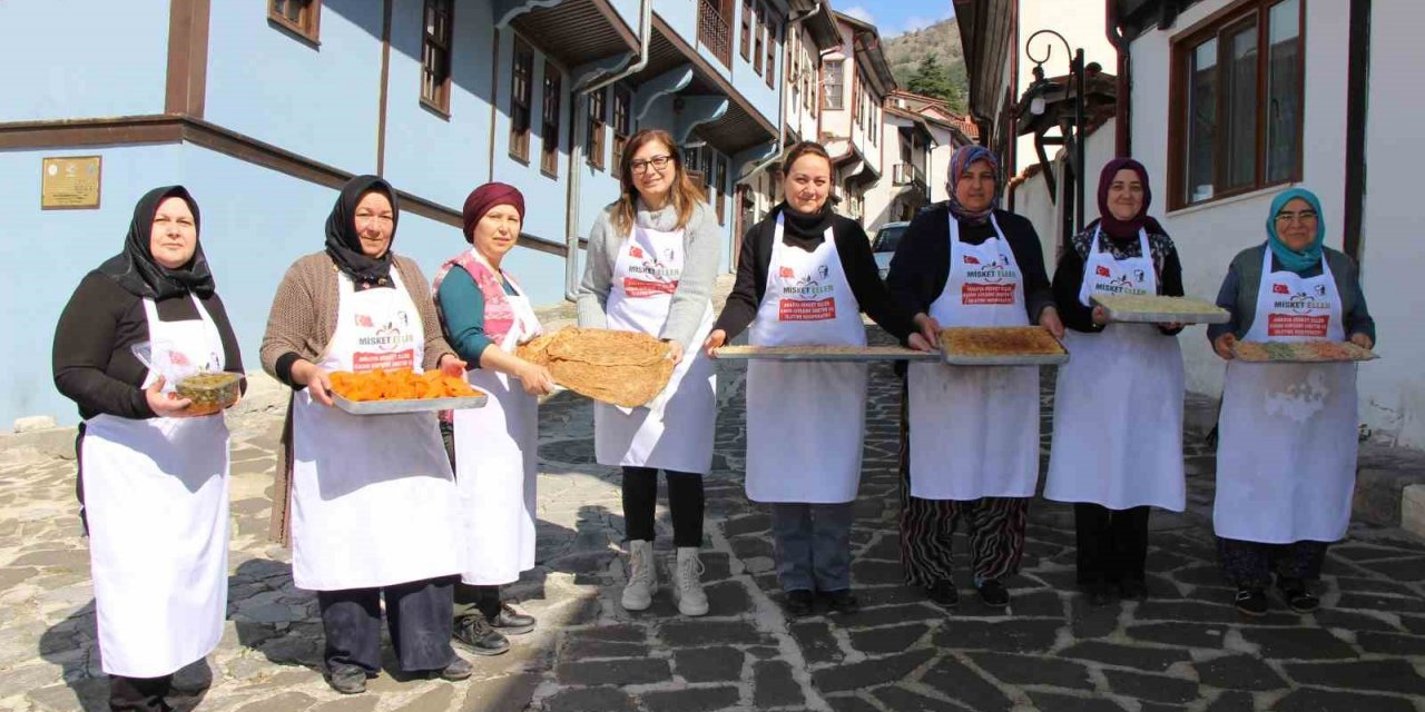 Amasyalı kadınlardan Ramazan sofraları için yağlı ve dolma hazırlığı