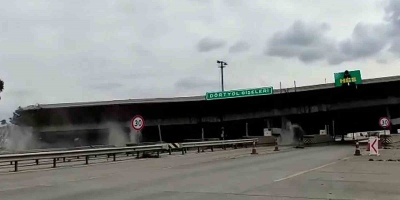 Depremde zarar gören otoyol gişelerinin beton blokları kontrollü yıkıldı