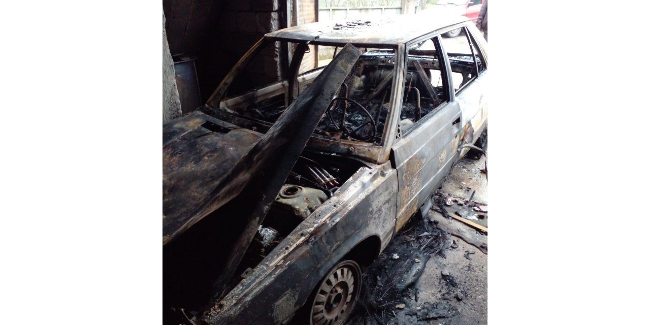 Garajda çıkan yangında otomobil ile pat-pat alevlere teslim oldu