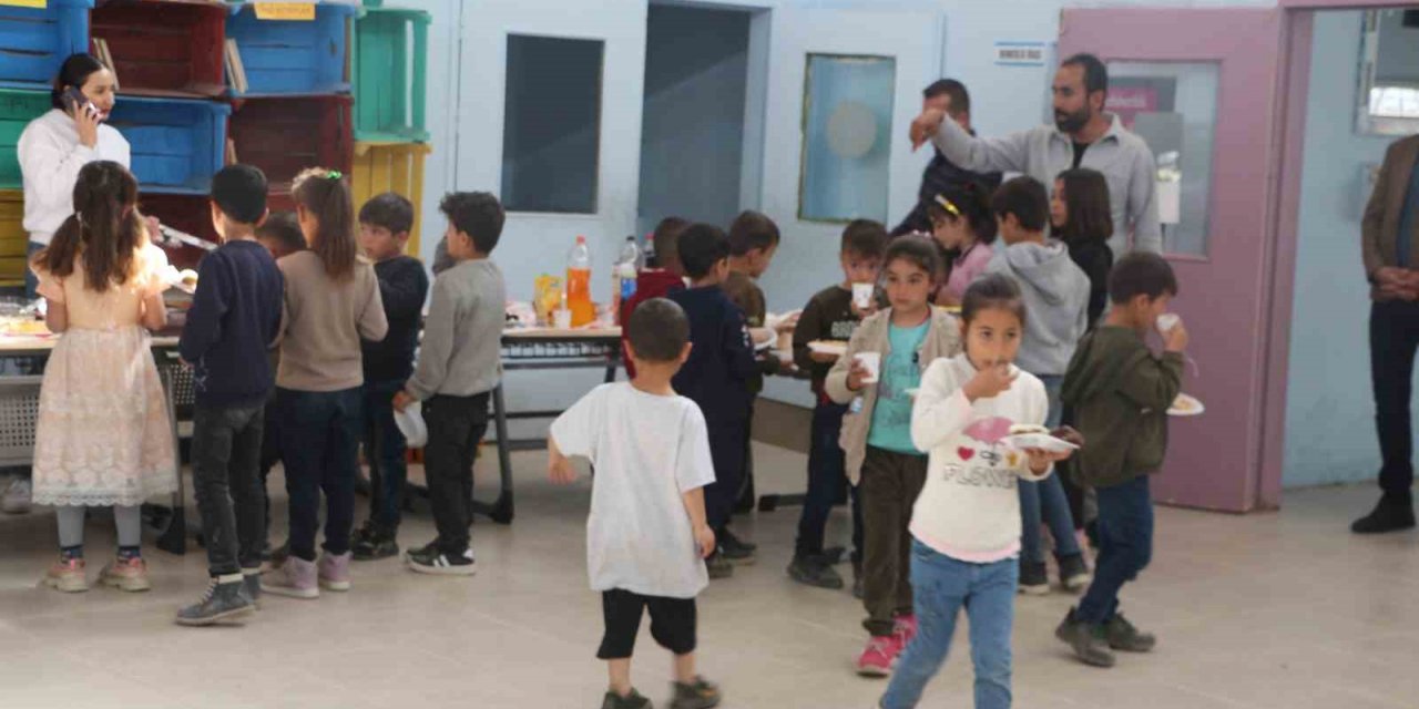 Köy okulu öğrencileri hazırladıkları bileklik ve kitap ayraçlarını depremzedeler için satışa sundu