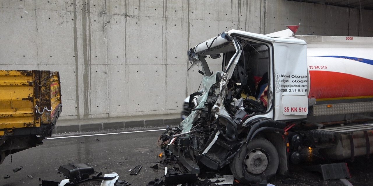 Tıra arkadan ok gibi saplanan yakıt tankerinin sürücüsü öldü